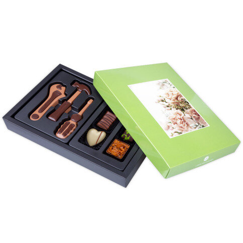 Chocolate tool set and pralines