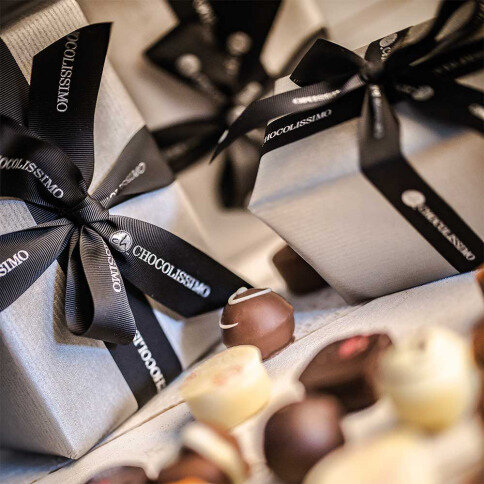 belgian pralines, belgian chocolate, elegance pralines, chocolate pralines, gift for newlyweds, present for wedding, chocolate for men, chocolate for boy, chocolate for husband, present for birthday, gift for name day, chocolate for congratulations, gift for women, gift for daughter, present for son, wooden box, luxury praline
